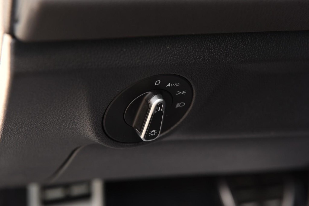 Volkswagen Jetta Vehicle Full-screen Gallery Image 11