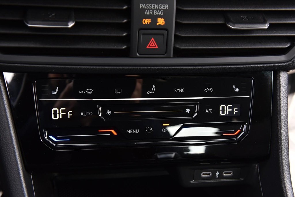 Volkswagen Jetta Vehicle Full-screen Gallery Image 15