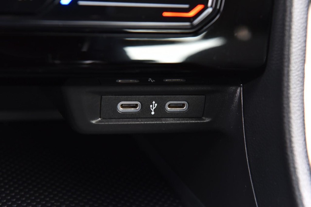 Volkswagen Jetta Vehicle Full-screen Gallery Image 16