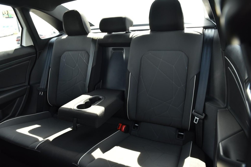 Volkswagen Jetta Vehicle Full-screen Gallery Image 21