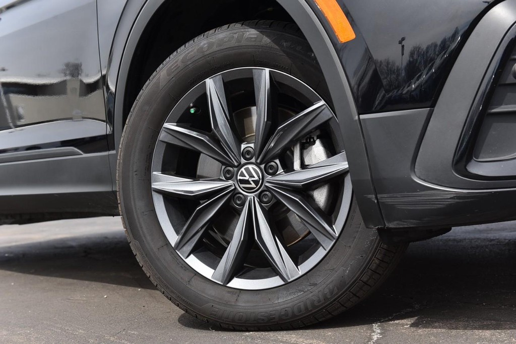 Volkswagen Tiguan Vehicle Full-screen Gallery Image 3