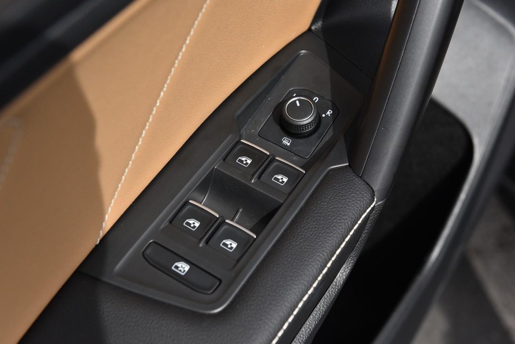 Volkswagen Tiguan Vehicle Full-screen Gallery Image 8