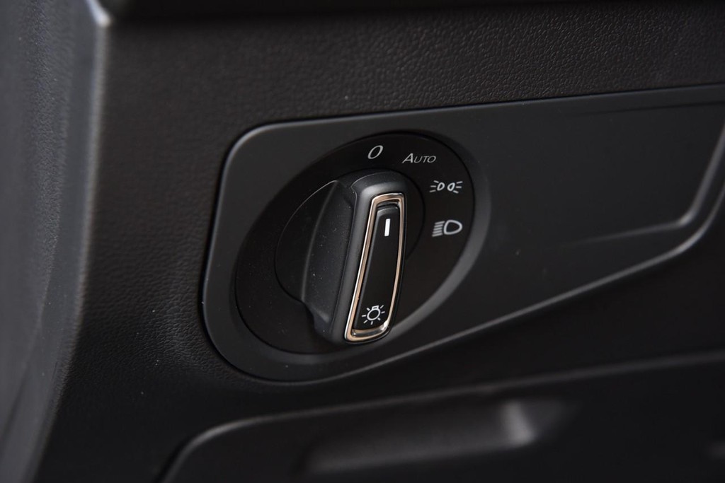 Volkswagen Tiguan Vehicle Full-screen Gallery Image 10