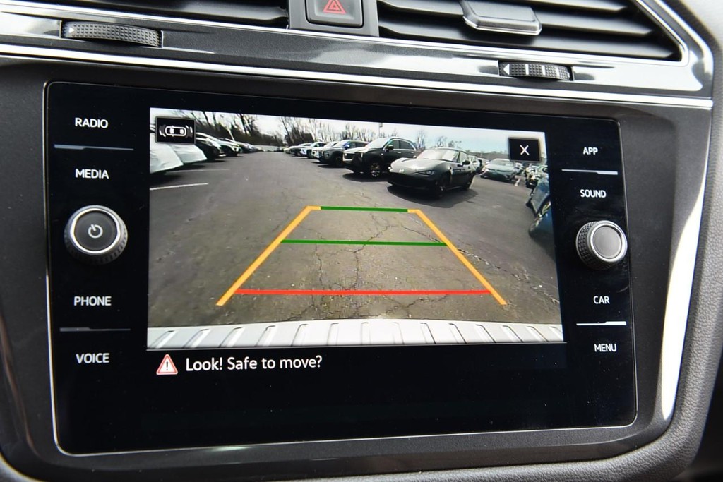 Volkswagen Tiguan Vehicle Full-screen Gallery Image 12