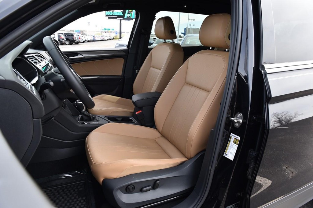 Volkswagen Tiguan Vehicle Full-screen Gallery Image 18