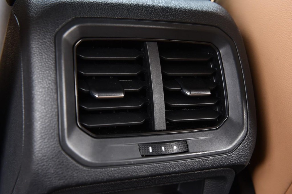 Volkswagen Tiguan Vehicle Full-screen Gallery Image 22