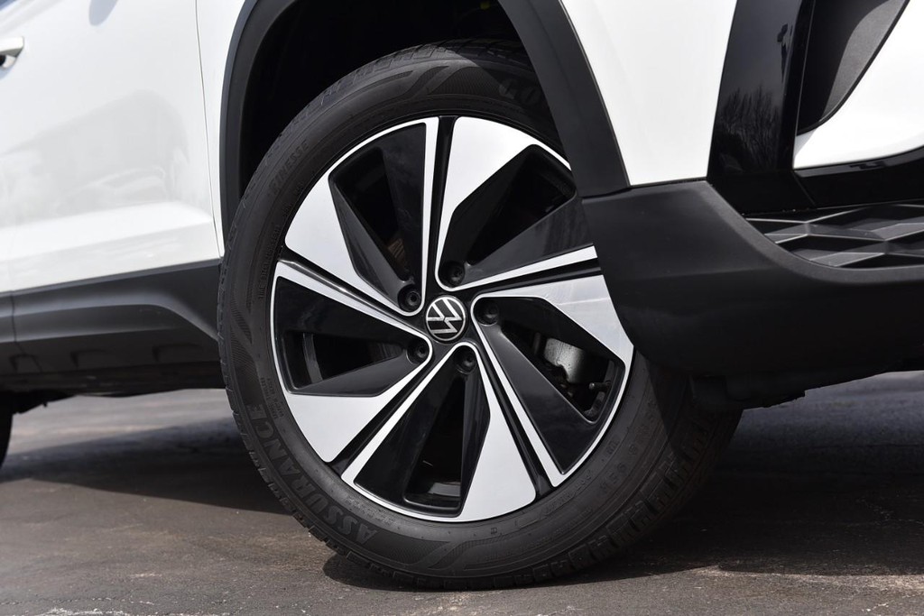 Volkswagen Taos Vehicle Full-screen Gallery Image 3