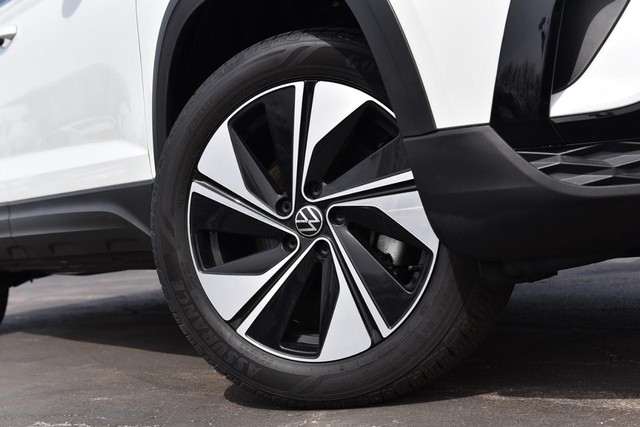 Volkswagen Taos Vehicle Image 03