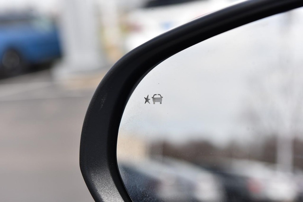 Buick Encore GX Vehicle Full-screen Gallery Image 9