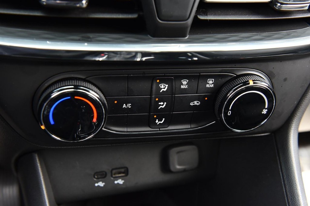 Buick Encore GX Vehicle Full-screen Gallery Image 14