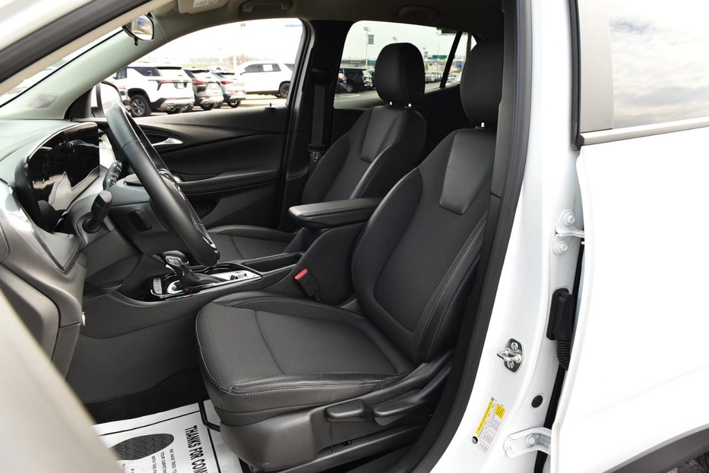 Buick Encore GX Vehicle Full-screen Gallery Image 19