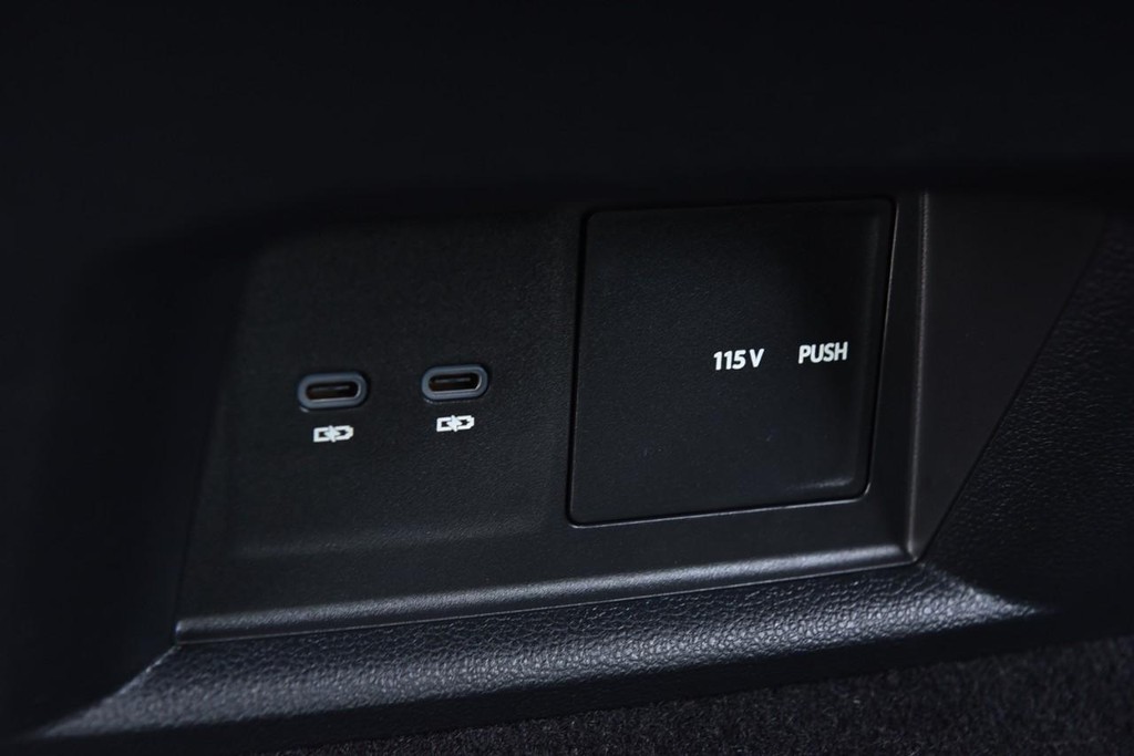 Volkswagen Atlas Vehicle Full-screen Gallery Image 24