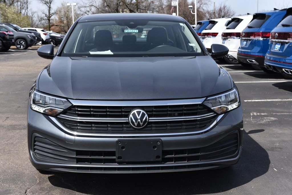 Volkswagen Jetta Vehicle Full-screen Gallery Image 4