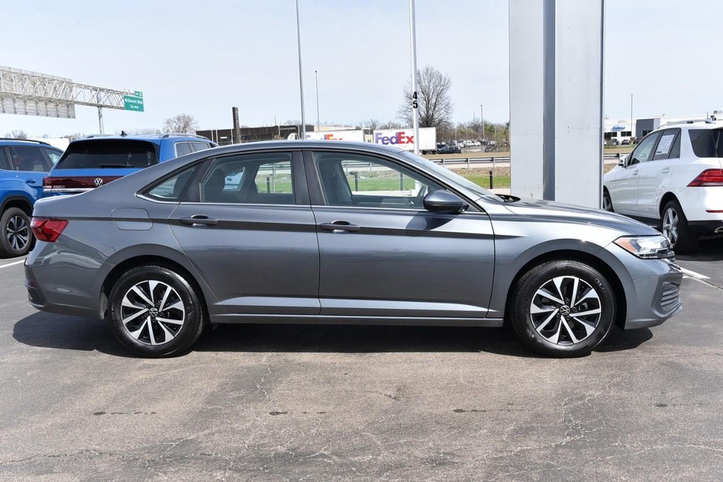 Volkswagen Jetta Vehicle Full-screen Gallery Image 5