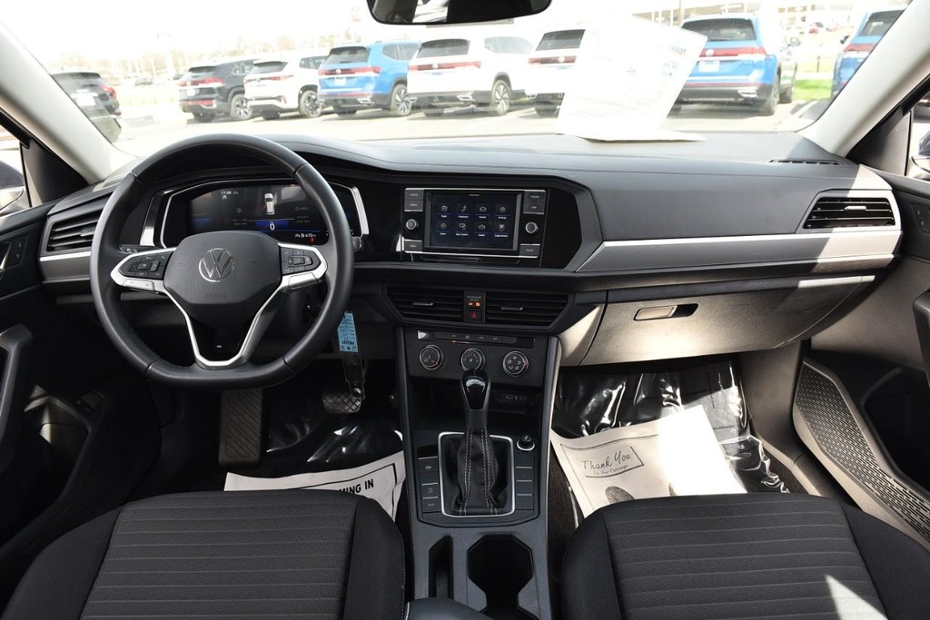 Volkswagen Jetta Vehicle Full-screen Gallery Image 7