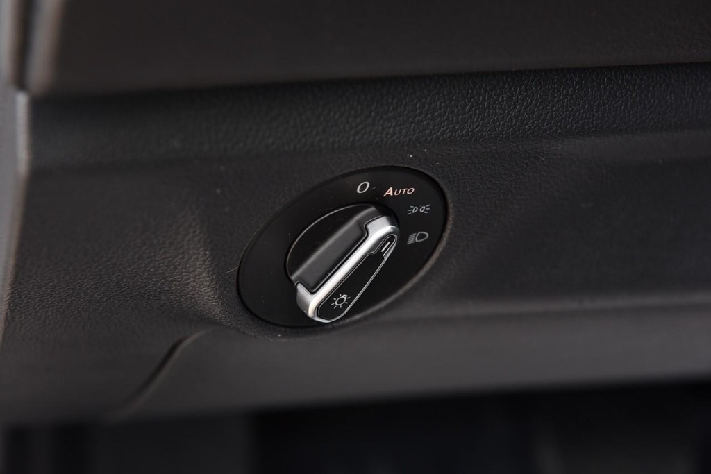 Volkswagen Jetta Vehicle Full-screen Gallery Image 11