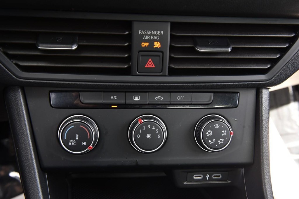 Volkswagen Jetta Vehicle Full-screen Gallery Image 15