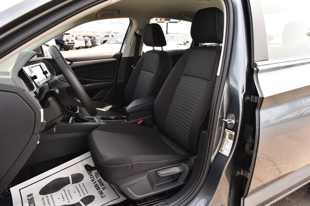 Volkswagen Jetta Vehicle Full-screen Gallery Image 19