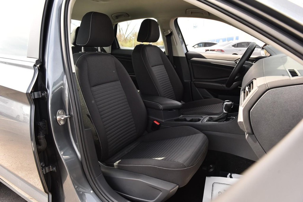 Volkswagen Jetta Vehicle Full-screen Gallery Image 20