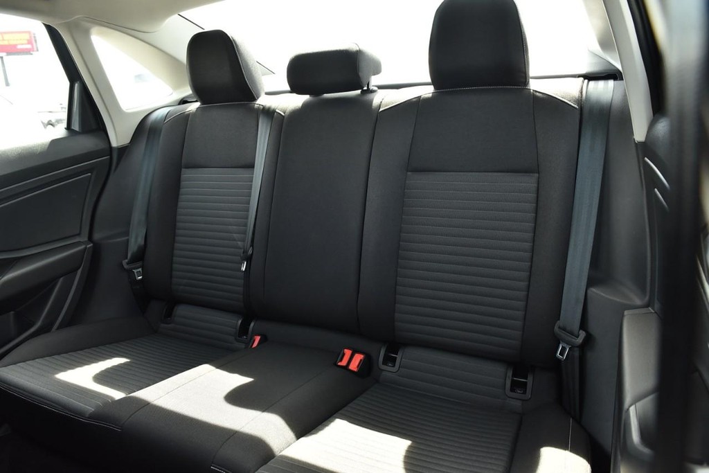 Volkswagen Jetta Vehicle Full-screen Gallery Image 21