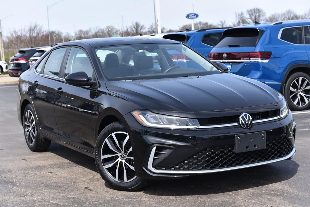 Volkswagen Jetta Vehicle Full-screen Gallery Image 2