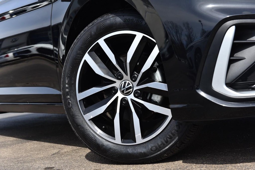 Volkswagen Jetta Vehicle Full-screen Gallery Image 3