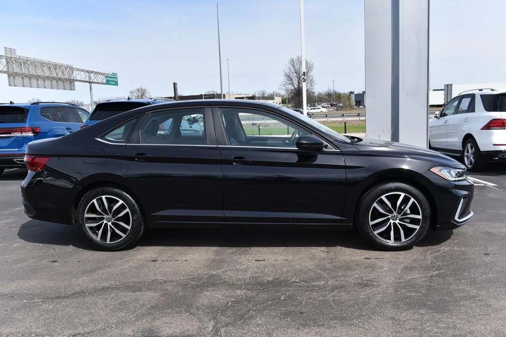 Volkswagen Jetta Vehicle Full-screen Gallery Image 5