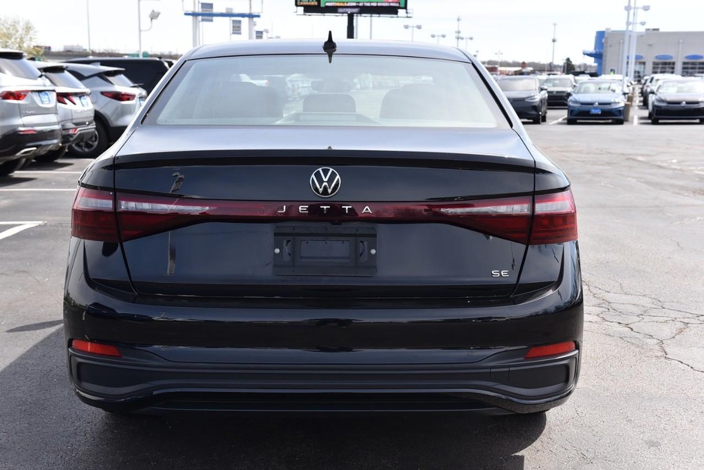 Volkswagen Jetta Vehicle Full-screen Gallery Image 6