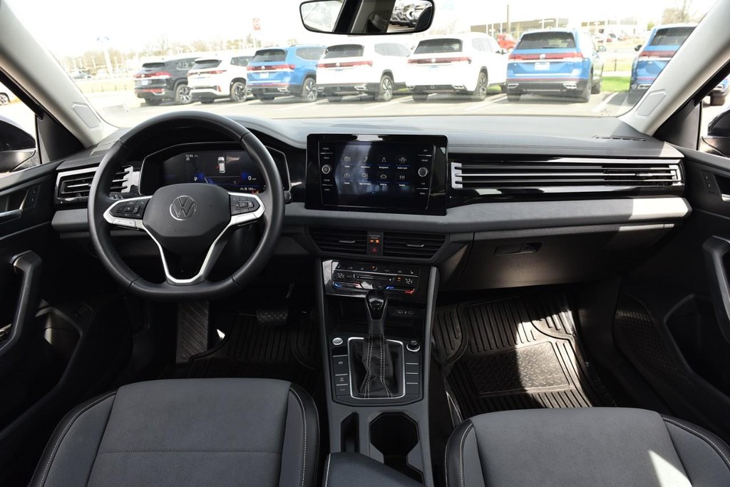 Volkswagen Jetta Vehicle Full-screen Gallery Image 7