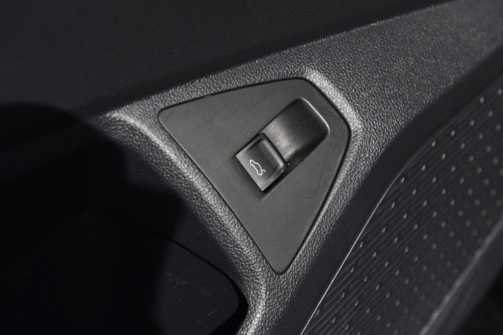 Volkswagen Jetta Vehicle Full-screen Gallery Image 9