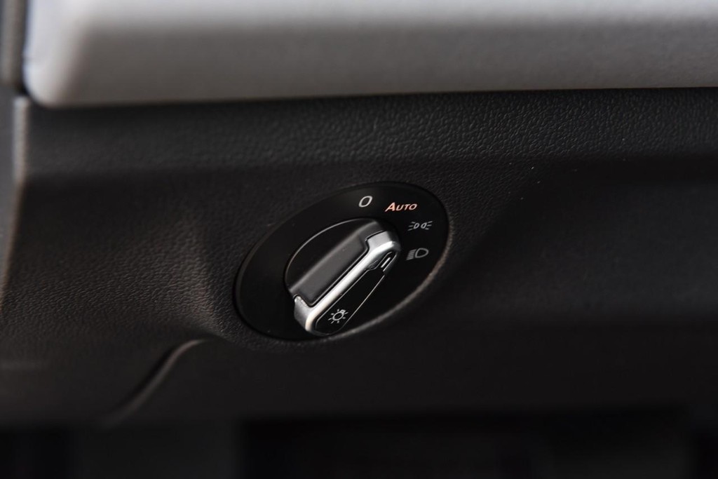 Volkswagen Jetta Vehicle Full-screen Gallery Image 11