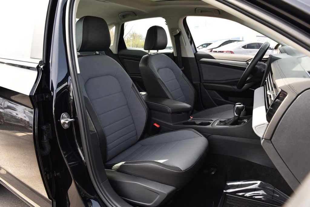 Volkswagen Jetta Vehicle Full-screen Gallery Image 21