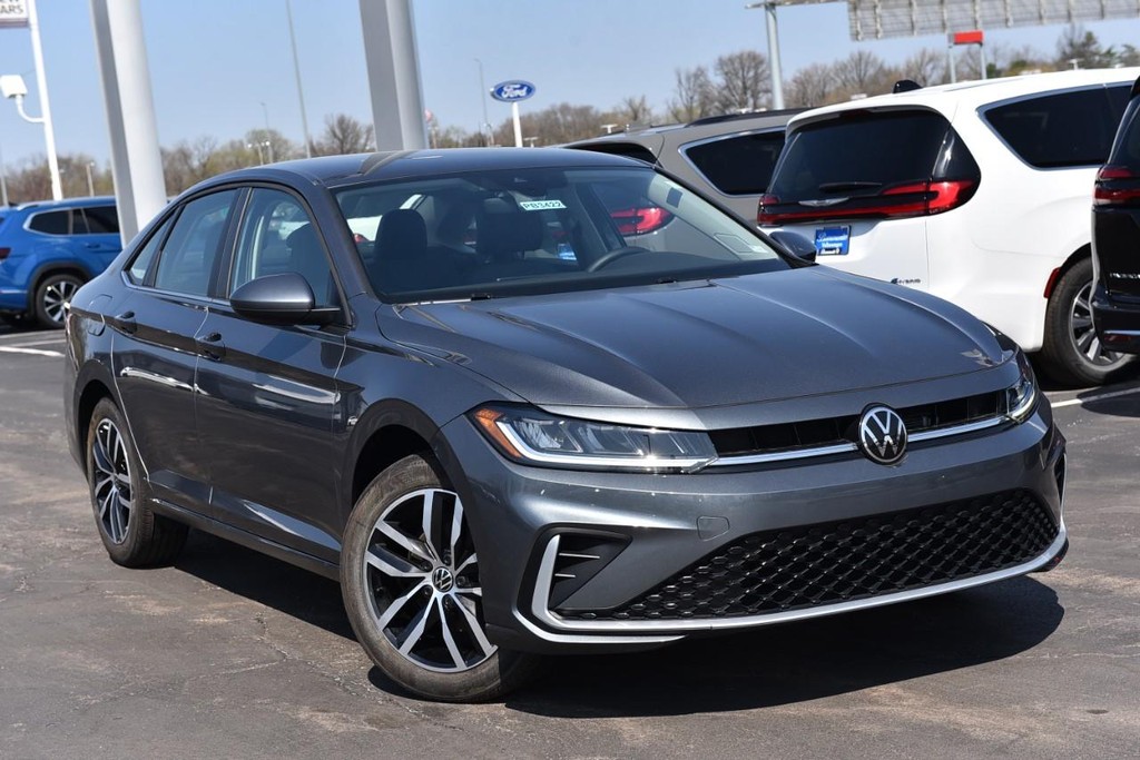 Volkswagen Jetta Vehicle Full-screen Gallery Image 2