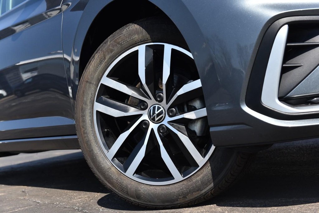 Volkswagen Jetta Vehicle Full-screen Gallery Image 3