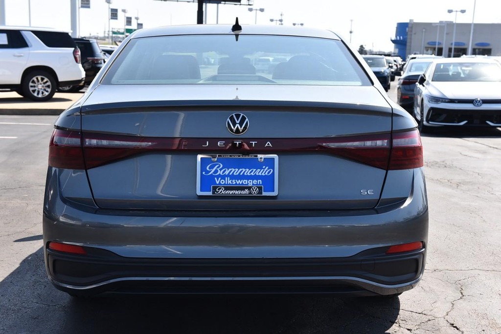 Volkswagen Jetta Vehicle Full-screen Gallery Image 6