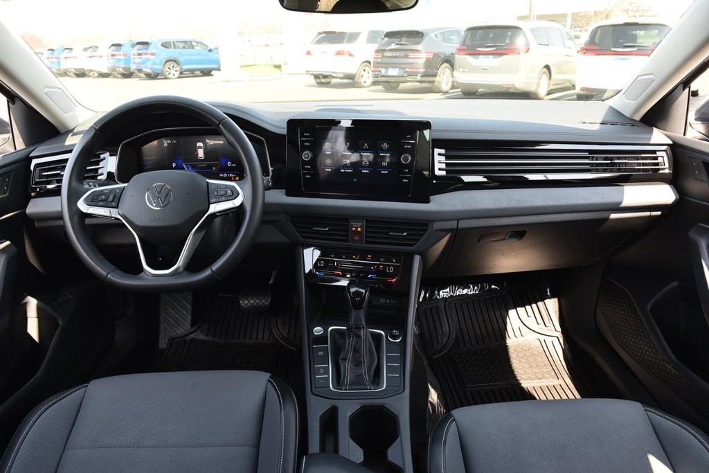 Volkswagen Jetta Vehicle Full-screen Gallery Image 7