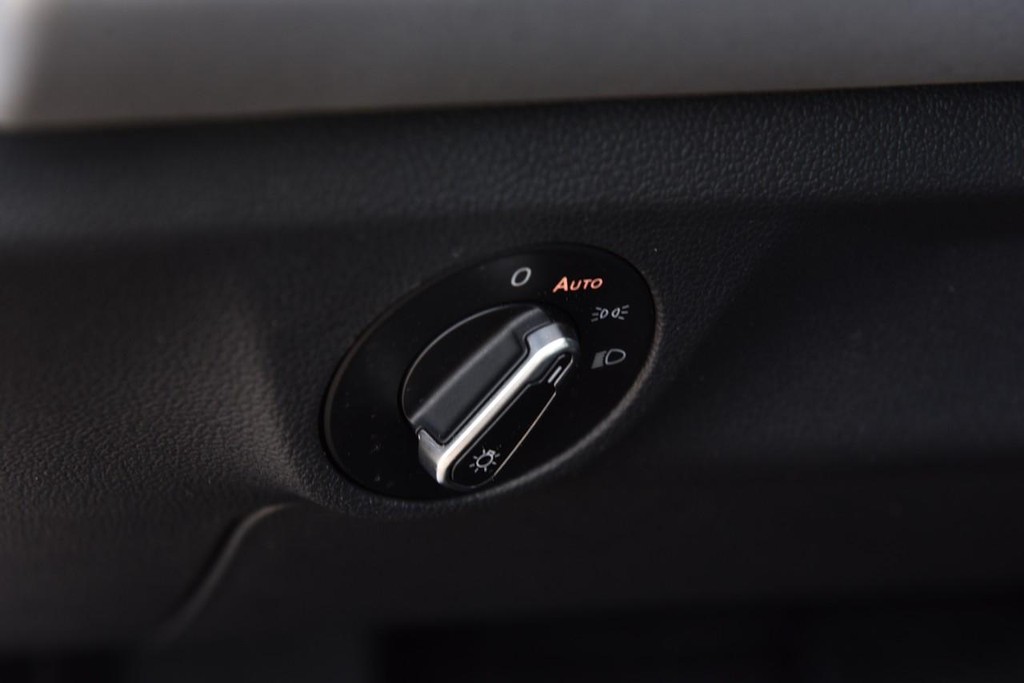 Volkswagen Jetta Vehicle Full-screen Gallery Image 11