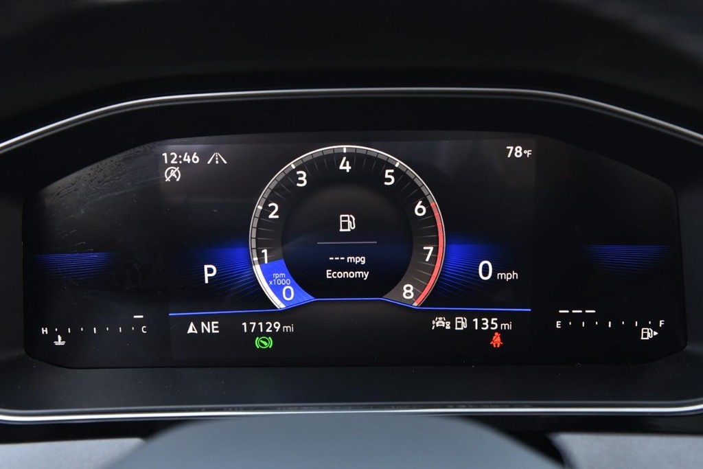 Volkswagen Jetta Vehicle Full-screen Gallery Image 12