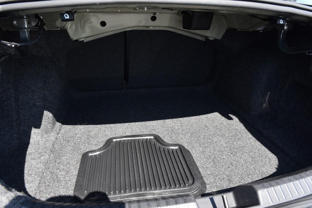 Volkswagen Jetta Vehicle Full-screen Gallery Image 23