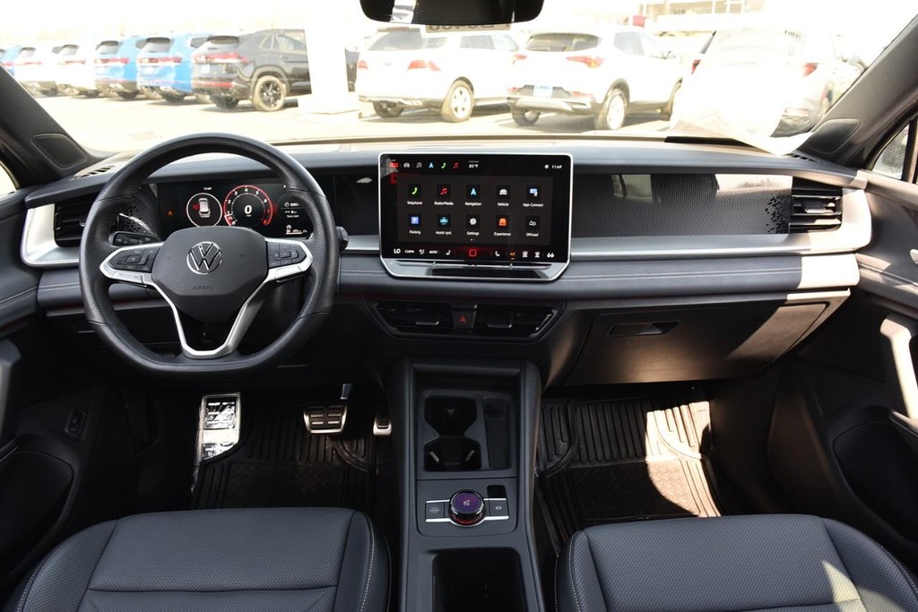 Volkswagen Tiguan Vehicle Full-screen Gallery Image 7