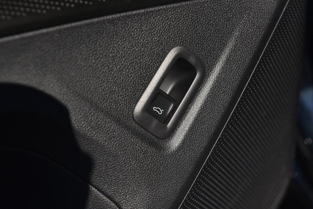 Volkswagen Tiguan Vehicle Full-screen Gallery Image 9