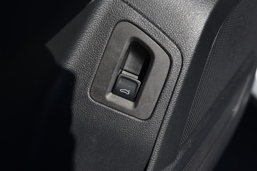 Volkswagen Atlas Cross Sport Vehicle Full-screen Gallery Image 9