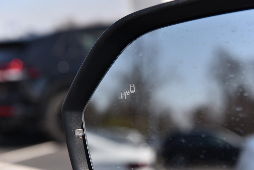 Volkswagen Atlas Cross Sport Vehicle Full-screen Gallery Image 10