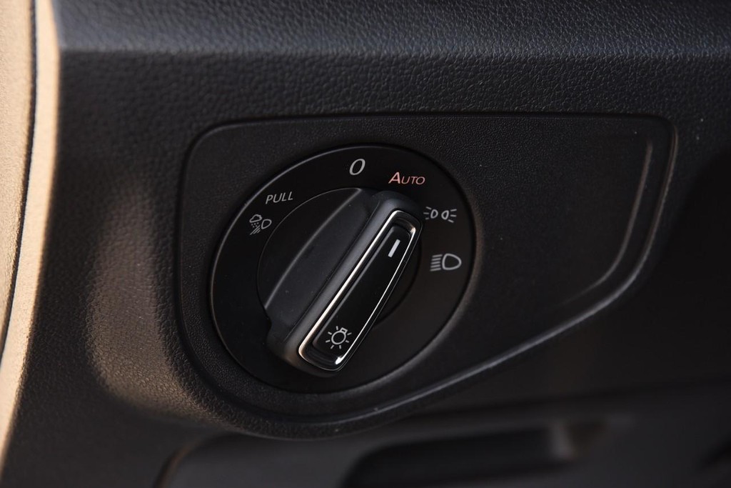 Volkswagen Atlas Cross Sport Vehicle Full-screen Gallery Image 11