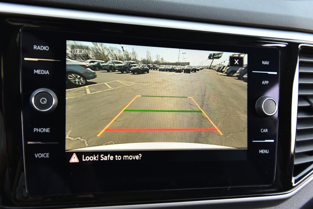 Volkswagen Atlas Cross Sport Vehicle Full-screen Gallery Image 13