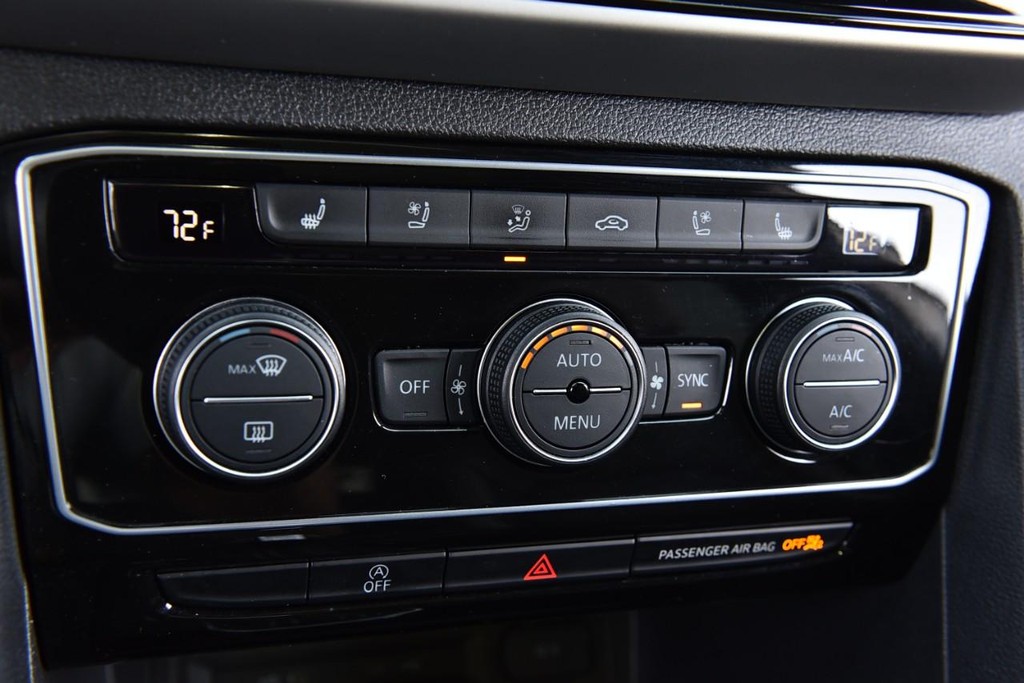 Volkswagen Atlas Cross Sport Vehicle Full-screen Gallery Image 15