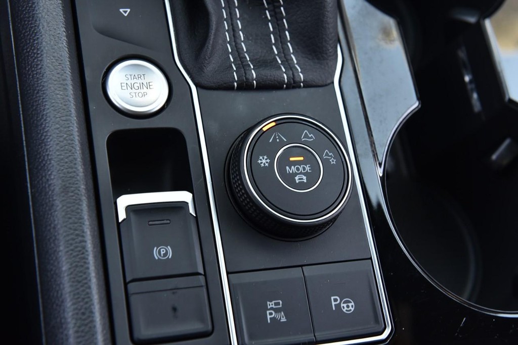 Volkswagen Atlas Cross Sport Vehicle Full-screen Gallery Image 17