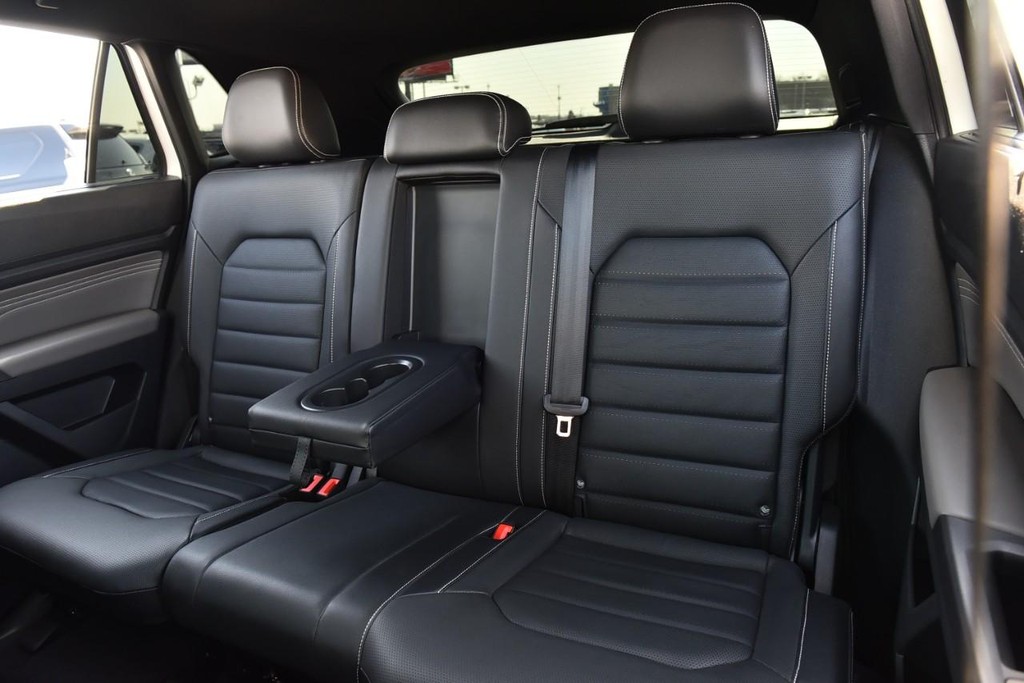 Volkswagen Atlas Cross Sport Vehicle Full-screen Gallery Image 22