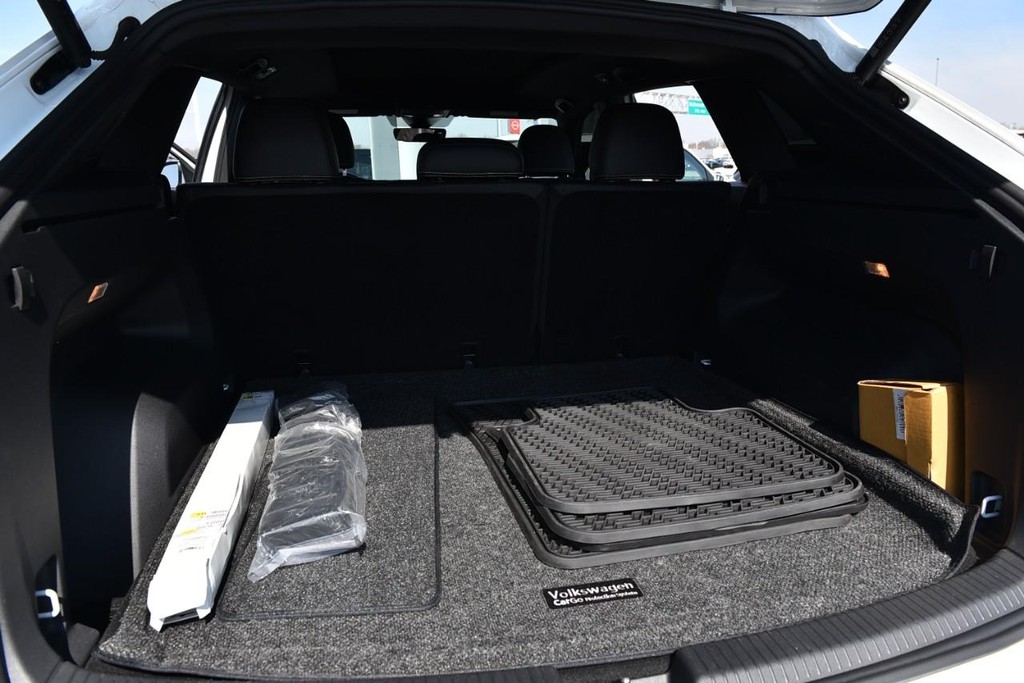 Volkswagen Atlas Cross Sport Vehicle Full-screen Gallery Image 25