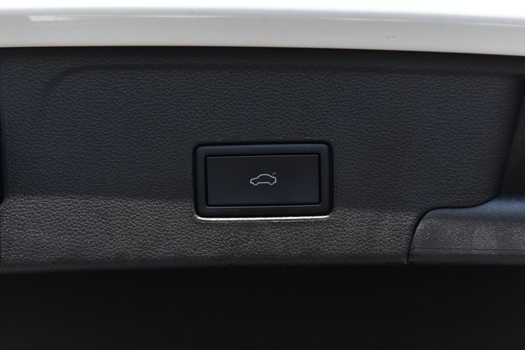 Volkswagen Atlas Cross Sport Vehicle Full-screen Gallery Image 26